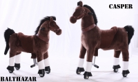 Kids-Horse "Balthazar" Schaukelpferd auf Rolle, dunkel mit weißer Flamme und Huf